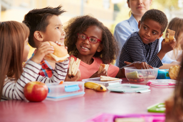 children eating lunch